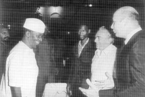 1974 - Avec le Président Ahmed Sékou Touré et feu le journaliste  Jacques Vignes et le réalisateur Jean Claude Criton. Photo signée ©Jacques Marthelot (Gamma)  Cliquez ici pour remonter